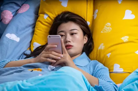 睡前玩手机有什么影响（长期在睡前玩手机的人，用不了多久，这5个痛苦或许会落你身上）